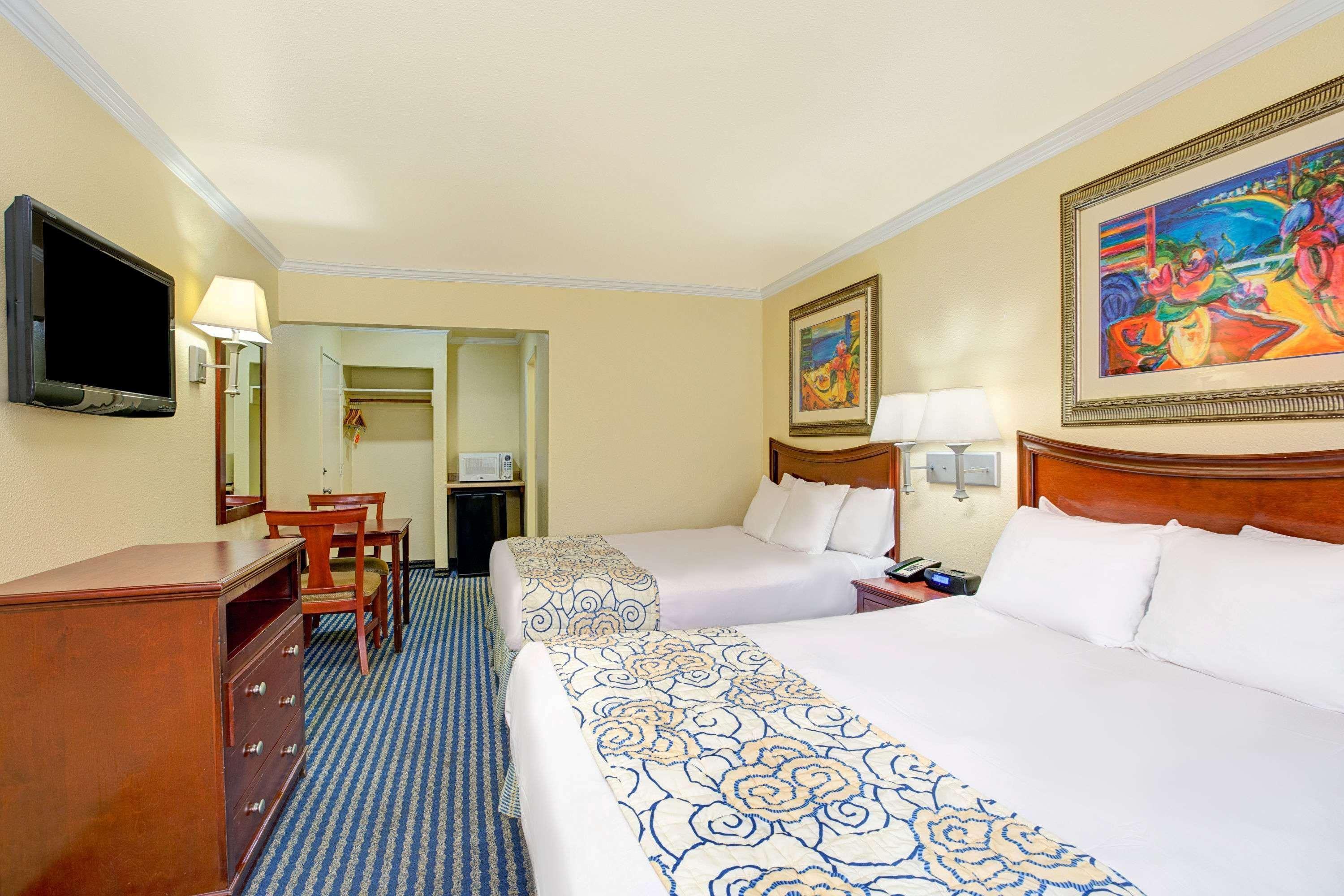 Super 8 By Wyndham Santa Cruz Beach Boardwalk Εξωτερικό φωτογραφία