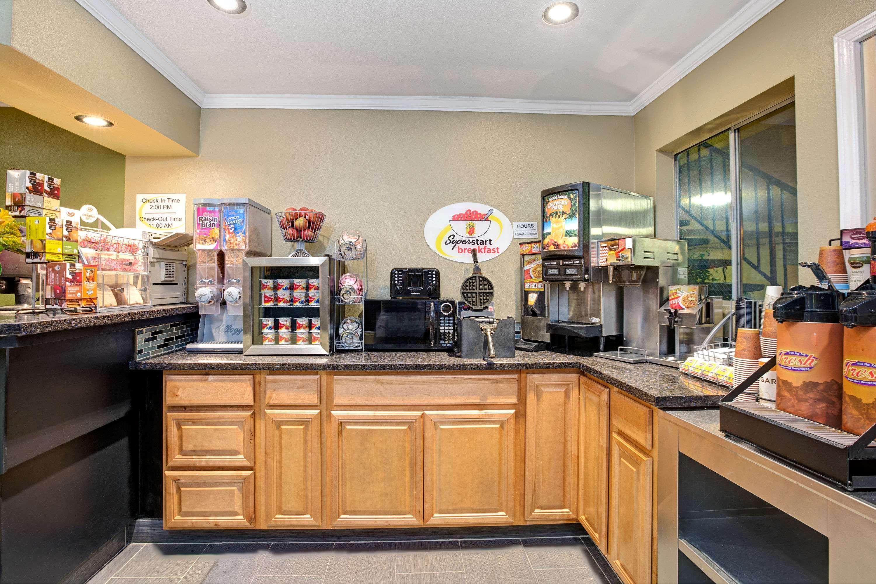 Super 8 By Wyndham Santa Cruz Beach Boardwalk Εξωτερικό φωτογραφία