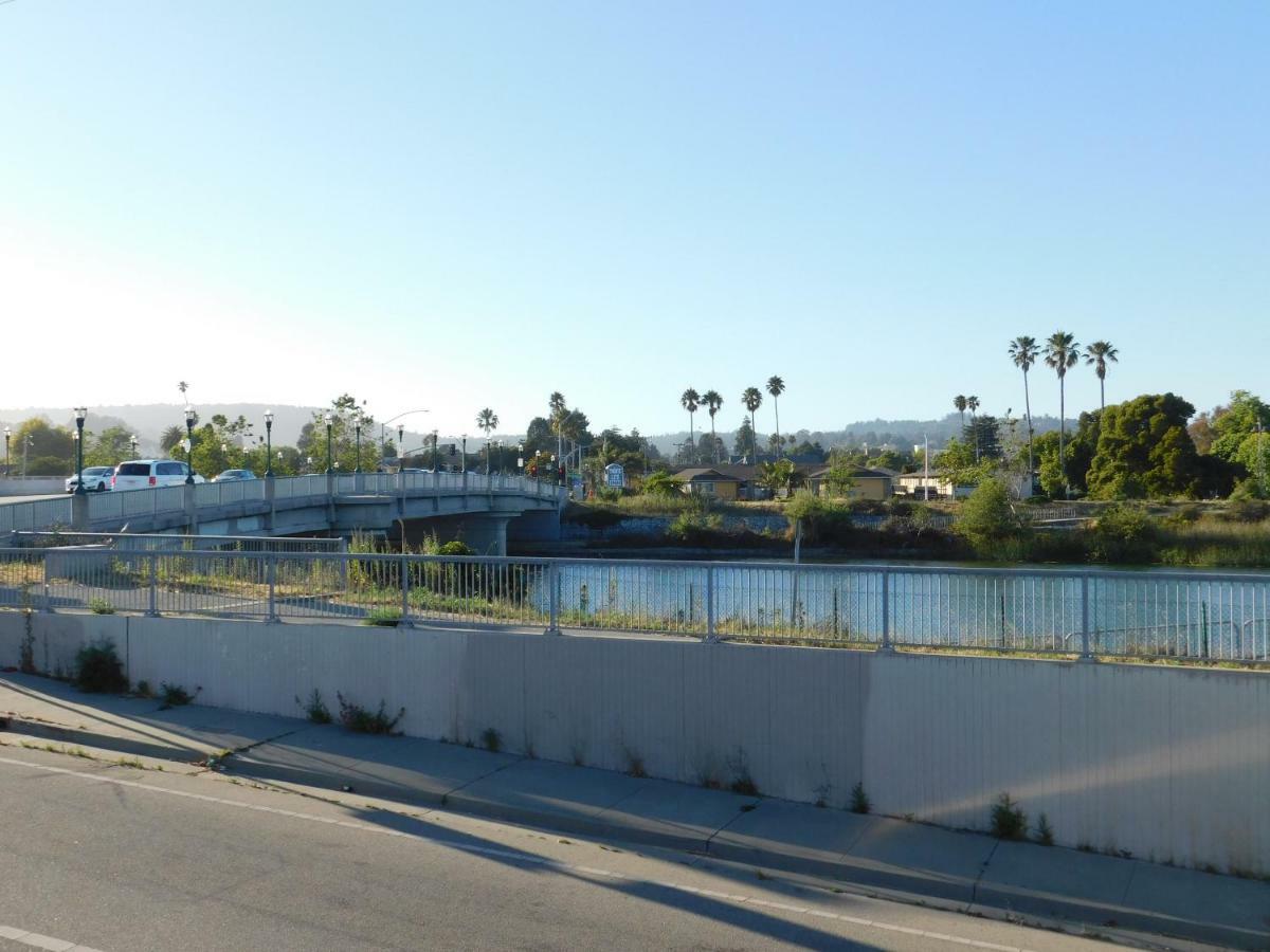 Super 8 By Wyndham Santa Cruz Beach Boardwalk Εξωτερικό φωτογραφία